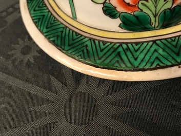 Une paire de vases couverts en porcelaine de Chine famille verte, 19&egrave;me