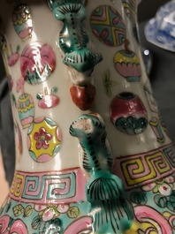 Vier Chinese famille rose vazen en een dekselpot, 19/20e eeuw