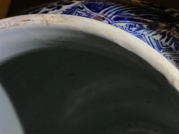 Une paire de grands vases couverts en porcelaine de Chine bleu et blanc, Kangxi