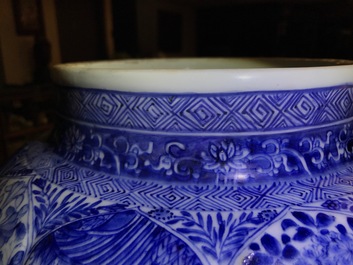Une paire de grands vases couverts en porcelaine de Chine bleu et blanc, Kangxi