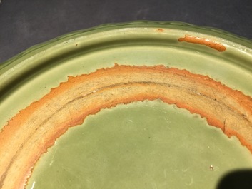 Un plat en porcelaine de Chine c&eacute;ladon de Longquan &agrave; d&eacute;cor incis&eacute;, Ming