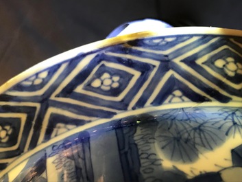 Un bol de type klapmuts en porcelaine de Chine bleu et blanc, marque et &eacute;poque de Kangxi