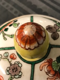 Une paire de vases couverts en porcelaine de Chine famille verte, 19&egrave;me