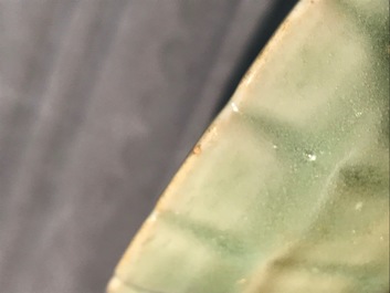 Un bol en porcelaine de Chine c&eacute;ladon de Longquan en forme de chrysanth&egrave;me, Song ou Ming