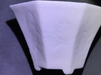 Une paire de coupes octagonaux en porcelaine blanc de Chine de Dehua &agrave; d&eacute;cor anhua, &eacute;poque Transition