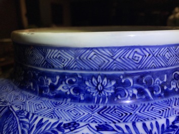 Une paire de grands vases couverts en porcelaine de Chine bleu et blanc, Kangxi