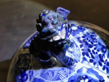 Une paire de grands vases couverts en porcelaine de Chine bleu et blanc, Kangxi