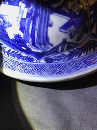 Une paire de grands vases couverts en porcelaine de Chine bleu et blanc, Kangxi