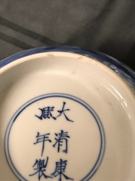 Un bol de type klapmuts en porcelaine de Chine bleu et blanc, marque et &eacute;poque de Kangxi