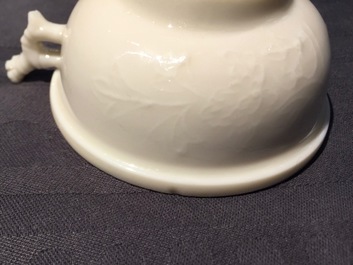 Un bol &agrave; d&eacute;cor appliqu&eacute; en porcelaine blanc de Chine de Dehua, Kangxi