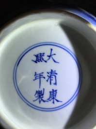 Un bol de type klapmuts en porcelaine de Chine bleu et blanc, marque et &eacute;poque de Kangxi