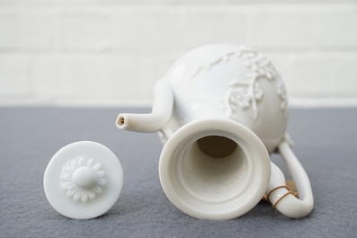 Une verseuse &agrave; vin en porcelaine blanc de Chine de Dehua &agrave; d&eacute;cor appliqu&eacute;, Kangxi