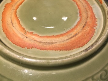 Un plat en porcelaine de Chine c&eacute;ladon de Longquan &agrave; d&eacute;cor incis&eacute;, Ming