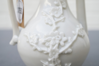 Une verseuse &agrave; vin en porcelaine blanc de Chine de Dehua &agrave; d&eacute;cor appliqu&eacute;, Kangxi