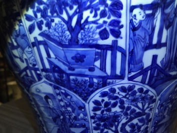 Une paire de grands vases couverts en porcelaine de Chine bleu et blanc, Kangxi