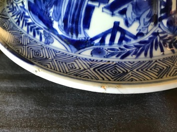 Une paire de grands vases couverts en porcelaine de Chine bleu et blanc, Kangxi