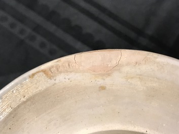 Une paire de vases couverts en porcelaine de Chine famille verte, 19&egrave;me