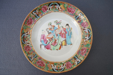 Twelve Chinese Canton Mandarin famille rose plates and soup plates, Daoguang