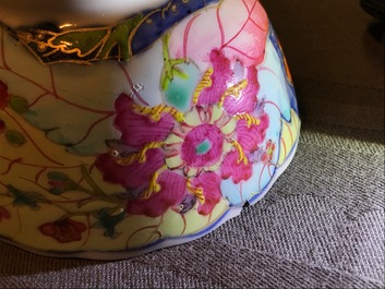 Een Chinese famille rose kop en schotel met mandarijns decor en twee losse koppen, Yongzheng/Qianlong