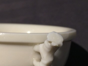 Un bol &agrave; d&eacute;cor appliqu&eacute; en porcelaine blanc de Chine de Dehua, Kangxi