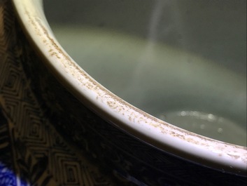 Une paire de grands vases couverts en porcelaine de Chine bleu et blanc, Kangxi