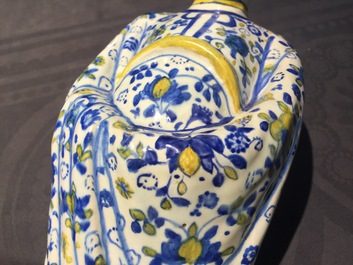 Een grote polychrome Duits aardewerken figuur van een Chinees, Berlijn, 18e eeuw