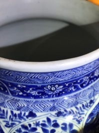 Une paire de grands vases couverts en porcelaine de Chine bleu et blanc, Kangxi