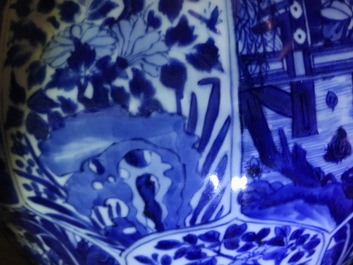 Une paire de grands vases couverts en porcelaine de Chine bleu et blanc, Kangxi