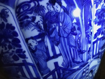 Une paire de grands vases couverts en porcelaine de Chine bleu et blanc, Kangxi