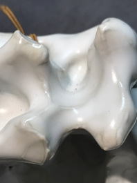 Een Chinese blanc de Chine penselenrust in de vorm van een rotspartij, 19/20e eeuw