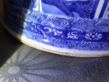 Une paire de grands vases couverts en porcelaine de Chine bleu et blanc, Kangxi