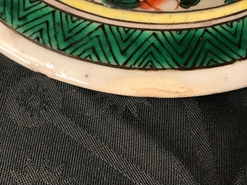Une paire de vases couverts en porcelaine de Chine famille verte, 19&egrave;me