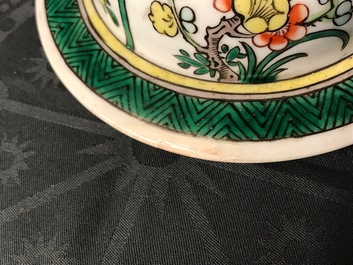 Une paire de vases couverts en porcelaine de Chine famille verte, 19&egrave;me