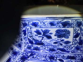 Une paire de grands vases couverts en porcelaine de Chine bleu et blanc, Kangxi