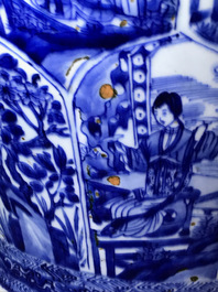 Une paire de grands vases couverts en porcelaine de Chine bleu et blanc, Kangxi