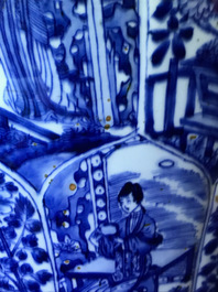 Une paire de grands vases couverts en porcelaine de Chine bleu et blanc, Kangxi