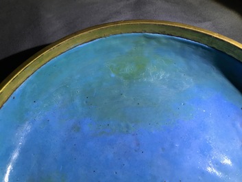 Een Chinese cloisonn&eacute; jardini&egrave;re op houten sokkel en een dekseldoos, 19/20e eeuw