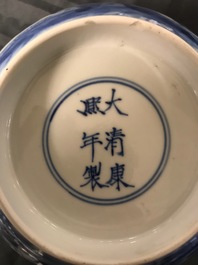 Un bol de type klapmuts en porcelaine de Chine bleu et blanc, marque et &eacute;poque de Kangxi