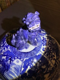 Une paire de grands vases couverts en porcelaine de Chine bleu et blanc, Kangxi