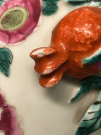 Vier Chinese famille rose vazen en een dekselpot, 19/20e eeuw