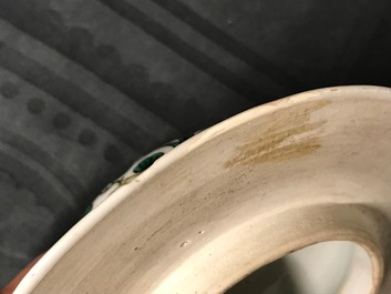 Une paire de vases couverts en porcelaine de Chine famille verte, 19&egrave;me