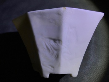 Une paire de coupes octagonaux en porcelaine blanc de Chine de Dehua &agrave; d&eacute;cor anhua, &eacute;poque Transition