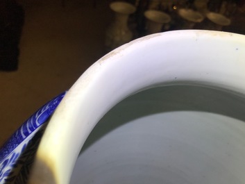 Une paire de grands vases couverts en porcelaine de Chine bleu et blanc, Kangxi