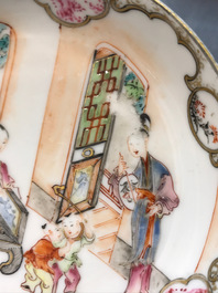 Een Chinese famille rose kop en schotel met mandarijns decor en twee losse koppen, Yongzheng/Qianlong
