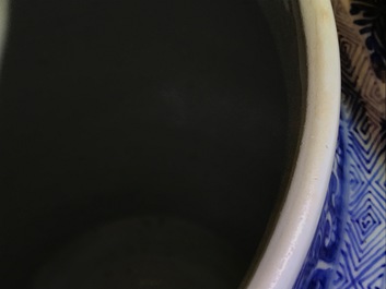 Une paire de grands vases couverts en porcelaine de Chine bleu et blanc, Kangxi