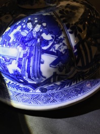 Une paire de grands vases couverts en porcelaine de Chine bleu et blanc, Kangxi
