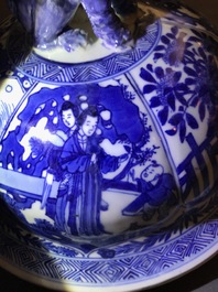 Une paire de grands vases couverts en porcelaine de Chine bleu et blanc, Kangxi