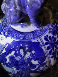 Une paire de grands vases couverts en porcelaine de Chine bleu et blanc, Kangxi