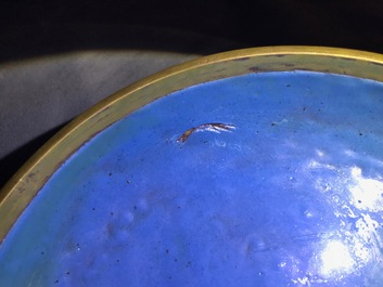 Een Chinese cloisonn&eacute; jardini&egrave;re op houten sokkel en een dekseldoos, 19/20e eeuw