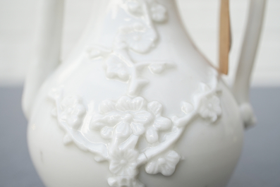 Une verseuse &agrave; vin en porcelaine blanc de Chine de Dehua &agrave; d&eacute;cor appliqu&eacute;, Kangxi